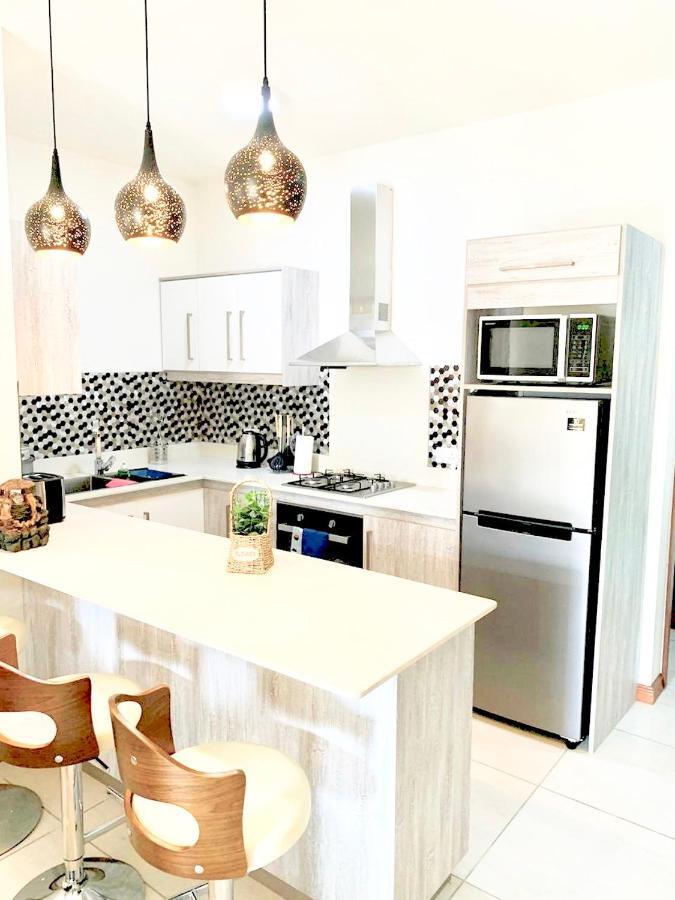 Luxury Westwood Apartment+pool